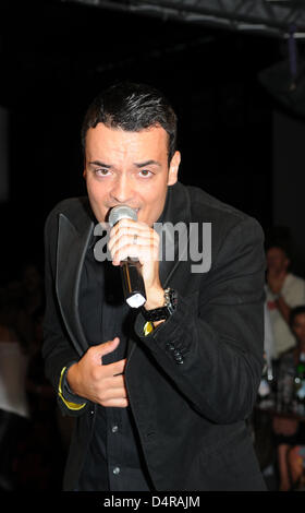 Singer Giovanni Zarrella performs at the summer party of the restaurant Hugos in Munich, Germany, 28 July 2009. Guests and celebrities celebrated the host?s birthday and the two-year anniversary of the restaurant. Photo: Felix Hoerhager Stock Photo