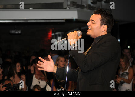 Singer Giovanni Zarrella performs at the summer party of the restaurant Hugos in Munich, Germany, 28 July 2009. Guests and celebrities celebrated the host?s birthday and the two-year anniversary of the restaurant. Photo: Felix Hoerhager Stock Photo