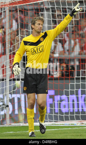 Manchester?s goalkeeper Edwin van der Saar shown in action during the final match Bayern Munich vs Manchester United at the Audi Cup test tournament at Allianz Arena stadium in Munich, Germany, 30 July 2009. Bayern Munich defeated Manchester 7-6 after penalty shootout. Photo: Andreas Gebert Stock Photo