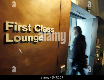 A man arrives at the new First Class Lounge of German airline Lufthansa at the airport in Frankfurt Main, Germany, 03 March 2009. The new lounge offers every kind of amenities for First Class passengers. Photo: Frank Rumpenhorst Stock Photo