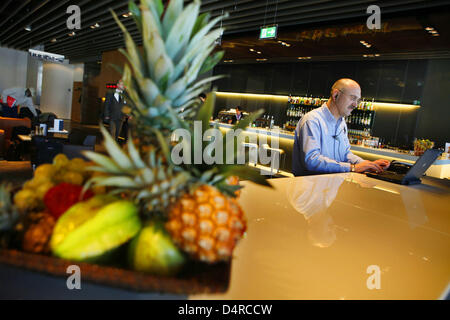 A passenger sits in the new First Class Lounge of German airline Lufthansa at the airport in Frankfurt Main, Germany, 03 March 2009. The new lounge offers every kind of amenities for First Class passengers. Photo: Frank Rumpenhorst Stock Photo