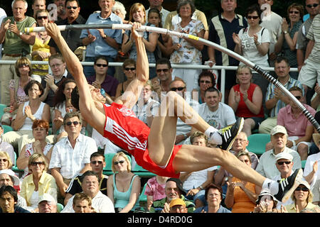 German pole-vaulter Daniel Ecker of TSV Bayer 04 Leverkusen seen in action during the 20th International Athletics Meeting in Cottbus, Germany, 08 August 2009. Many athletes consider the meeting a final test before the Athletics World Championship in Berlin from 15 until 23 August. Photo: Thomas Eisenhuth Stock Photo