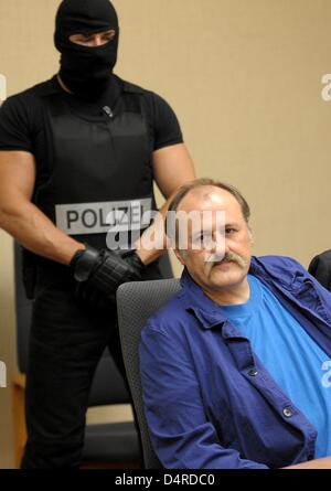 Defendant Hans-Juergen Roesner, one of two key figures in the 1988 Gladbeck hostage crisis, is in the dock at the district court in Bochum, Germany, 11 August 2009. Roesler is on life sentence and faces court again for drug dealing as he was caught portioning seven grams of heroin in jail. Photo: FRANZ-PETER TSCHAUNER Stock Photo