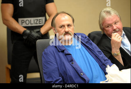 Defendant Hans-Juergen Roesner (C), one of two key figures in the 1988 Gladbeck hostage crisis, and his solicitor August Vordemberg (R) are in the dock at the district court in Bochum, Germany, 11 August 2009. Roesler is on life sentence and faces court again for drug dealing as he was caught portioning seven grams of heroin in jail. Photo: FRANZ-PETER TSCHAUNER Stock Photo