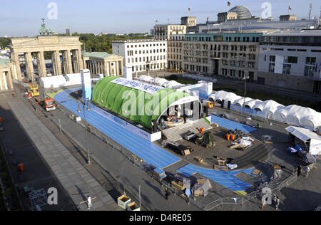 A blue tartan track surrounding the stage of the ?KulturStadion? is nearly completed in front of Brandenburg Gate in Berlin, Germany, 13 August 2009. The ?KulturStadion? at Paris Square is built as a temporary pendant of Berlin?s Olympic Stadium. A cultural programme is to be presented there from 14 August until 23 August 2009. Photo: Rainer Jensen Stock Photo