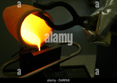 (dpa file) A file picture dated 02 February 2009 depicts hot liquid gold before being proceeded to gold leaf at Eytzinger gold-beatery in Schwabach, Germany. Only a handful of people still master the craft of maunfacturing the very thin material, few factories in Europe produce gold leaf with machines. At the start of the 20th century, Schwabach was home to some 127 companies with  Stock Photo