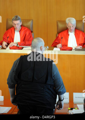 Thomas Kallay (C), claimant against - as he sees it - too low welfare aid rates for children (known as Hartz-IV in Germany), stands in front of judges Michael Eichberger (L) and Brun-Otto Bryde (R) on the first day of hearing at the Federal Constitutional Court in Karlsruhe, Germany, 20 October 2009. Some 1,7 million children in Germany depend on ?Hartz-IV? aid. Three families from Stock Photo