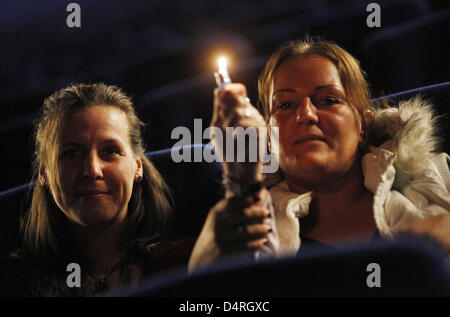 Fans wait for the broadcast of the Robbie Williams BBC Electric Proms concert at the UCI Kinowelt movie theatre in Duesseldorf, Germany, 20 October 2009. The broadcast in this movie theatre failed due to technical problems. After a three-year career break because of a severe medication addiction, pop star Robbie Williams presented his new album ?Reality Killed the Video Star?. The  Stock Photo