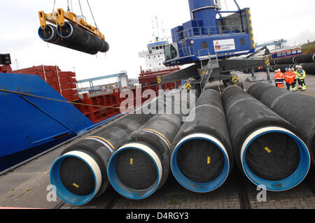 Sheathed steel pipes for the 1,200-kilometres Baltic Sea gas pipeline are loaded on a ship in Sassnitz, Germany, 07 October 2009. Nord Stream holds on to the ambitious schedule for the construction of the pipeline. The pipes will be placed on the bottom of the Baltic Sea from spring 2010 onwards. Photo: Stefan Sauer Stock Photo