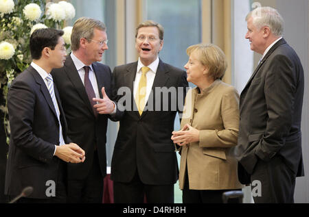 Negotiator Philipp Roesler of the Free Democratic Party (FDP), Lower Saxony?s Prime Minister Christian Wulff of the Christian Democratic Union (CDU), chairman of the FDP Guido Wetserwelle, Chancellor Angela Merkel (CDU) and chairman of the Christian Social Union Horst Seehofer talk prior to the continuation of the coalition negotiations of CDU/CSU and FDP in Berlin, Germany, 22 Oct Stock Photo