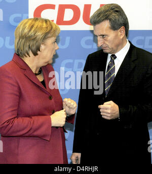 German Chancellor Angela Merkel talks to Baden-Wuerttemberg?s Prime Minister Guenther Oettinger at a CDU board meeting in Berlin, Germany, 24 October 2009. Oettinger is about to become the new EU Commissioner. Photo: TIM BRAKEMEIER Stock Photo
