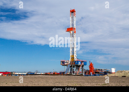 An exploratory oil well drilling rig near Peggy, Texas, USA. Stock Photo