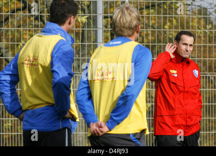 Heiko Herrlich (R), new head coach of German Bundesliga club VfL Bochum, gives instructions during his first training session in Bochum, Germany, 28 October 2009. Herrlich signed a contract until 2012. Photo: ROLAND WEIHRAUCH Stock Photo