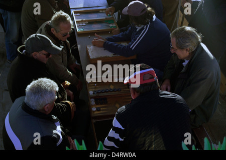 greece athens flisvos a group of elderly men playing backgammon Stock Photo