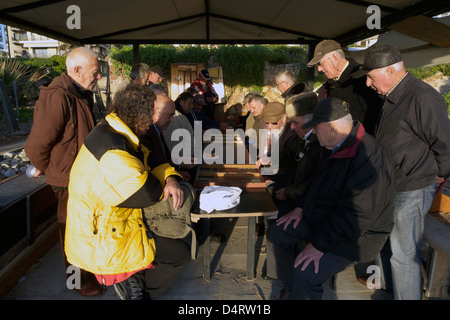 greece athens flisvos a group of elderly men playing backgammon Stock Photo
