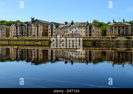 River Lune and St George's Quay Lancaster, Lancashire, England. At right is the Georgian Customs House, now a Maritime Museum Stock Photo