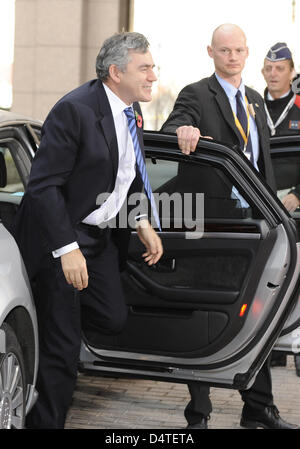 British Prime Minister Gordon Brown arrives for the meeting of the heads of state and government in Brussels, Belgium, 30 October 2009. The EU autumn summit ends there on the same day. Photo: ACHIM SCHEIDEMANN Stock Photo