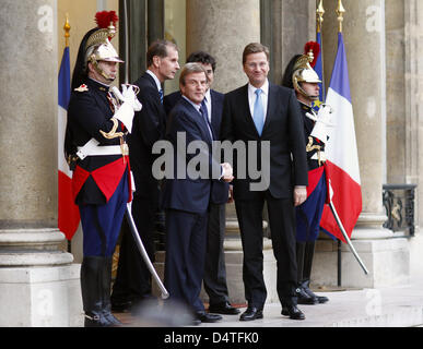 French Foreign Minister Bernard Kouchner welcomes German Foreign Minister Guido Westerwelle (2-R) to the Palais de l?Elysee in Paris, France, 02 November 2009. Mr Westerwelle payed inaugural visits to Paris and The Hague the same day. Photo: HANNIBAL HANSCHKE Stock Photo