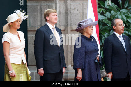 Dutch Crown Princess Maxima (L-R), Crown Prince Willem-Alexander, Queen Beatrix and Mexican President Felipe Calderon attend the welcome ceremony at Palacio Nacional in Mexico City, Mexico, 03 November 2009. The Dutch royal family is on a visit to Mexico from 03 to 06 November 2009. Photo: Patrick van Katwijk Stock Photo