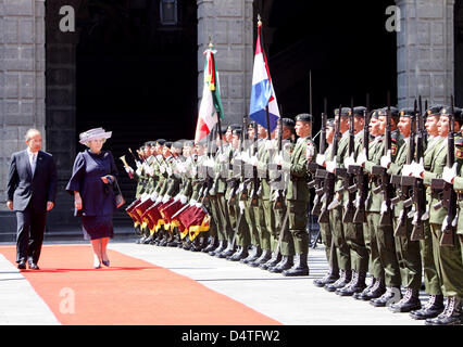 Mexican President Felipe Calderon (L) welcomes Dutch Queen Beatrix (L) at Palacio Nacional in Mexico City, Mexico, 03 November 2009. The Dutch royal family is on a visit to Mexico from 03 to 06 November 2009. Photo: Patrick van Katwijk Stock Photo