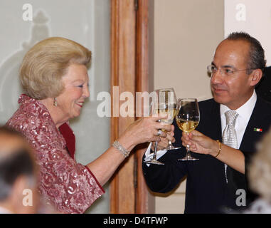 Dutch Queen Beatrix and Mexican President Felipe Calderon attend the state banquet at Castillo de Chapultec in Mexico City, Mexico, 03 November 2009. The Dutch royal family is on a visit to Mexico from 03 to 06 November 2009. Photo: Albert Philip van der Werf (NETHERLANDS OUT) Stock Photo