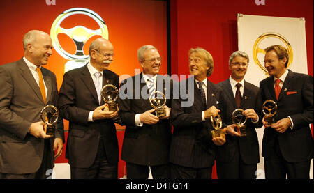 The prize winners of the ?Golden Steering Wheel? 2009 (L-R): Carl-Peter Forster, chairman of the board of Opel, Dieter Zetsche, chairman of Daimler AG, Martin Winterkorn, chairman of VW, Luca Cordero di Montezemolo, chairman of Fiat and Ferrari, and Rupert Stadler, chairman of Audi AG, pose for the cameras during the awarding of the annual ?Golden Steering Wheel? at Axel Springer p Stock Photo