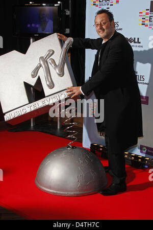 French actor Jean Reno poses in the press room at the MTV Europe Music Awards at O2 World in Berlin, Germany, 05 November 2009. MTV chose Berlin for the ceremony as the year 2009 marks the 20th anniversary of the fall of Berlin Wall. Photo: Hubert Boesl Stock Photo