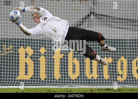 German national goalkeeper Manuel Neuer pictured during a training session of the German national soccer team in Duesseldorf, Germany, 17 November 2009. The German team will face the Ivory Coast in an international friendly match in Gelsenkirchen on 18 November 2009. Photo: ACHIM SCHEIDEMANN Stock Photo