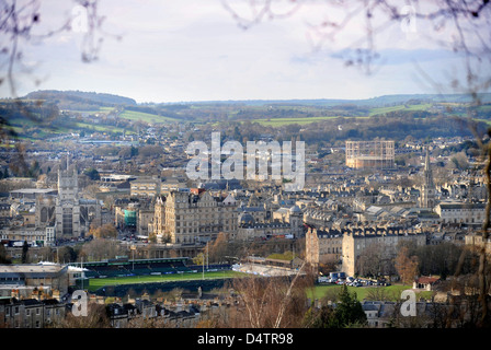 View across the rooftops of Bath to the Abbey (left) and Recreation Ground rugby stadium and the old Empire Hotel (above rugby p Stock Photo