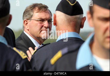 (FILE) A file picture dated 10 September 2009 of then German Minister of Defence, German Minister of Labour Franz Josef Jung during a visit to supply ship 'Frankfurt am Main' in Kiel, Germany.Germany. According to federal government's spokesman Wilhelm, Mr Jung is to resign from office on 27 November 2009. Photo: Bodo MArks Stock Photo