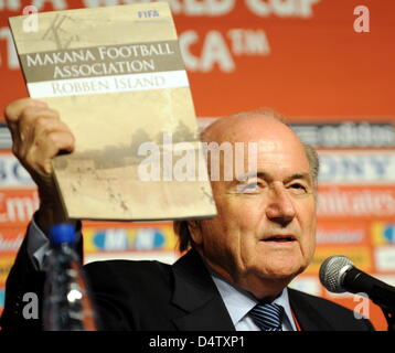 Joseph Blatter, President of the International Federation of Association Football (FIFA),holds up a memorial script to the Makana Football Association on Robben Island during a press conference in Cape Town, South Africa, 02 December 2009. The FIFA will meet on Robben Island on 03 December 2009. Photo: Bernd Weissbrod Stock Photo