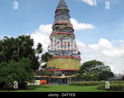 The Great Christams Tree is almost ready in Sao Paulo, SP, Brazil, 02 December 2009. For four weeks brigades of workers beavered to errect and decorate the giant Christmas tree. The monumental steel frame is 75 metres high, weighs some 250 tons and a floor diametre of 32 metres. Photo: Helmut Reuter Stock Photo