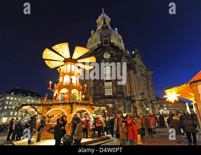 View of the Christmas market in front of Church of Our Lady on Neumarkt square in Dresden, Germany, 07 December 2009. Three communal and one central Christmas market on Neumarkt Square are held in the Saxonian capital this year. Photo: Matthias Hiekel Stock Photo