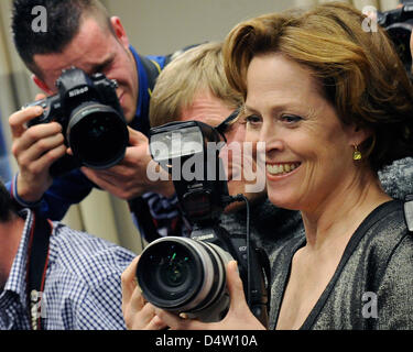 US actress Sigourney Weaver poses in between photographers at the photocall for the film 'Avatar' at the Hotel de Rome in Berlin, Germany, 08 December 2009. The film will open in Germaqny cinemas on 17 December 2009. Photo: JENS KALAENE Stock Photo