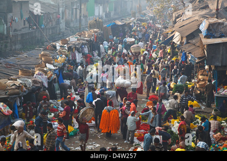 A colorful flower market near Malik (Mallick, Mullik) ghat near Howrah Bridge in Kolkata (Calcutta), India. Stock Photo