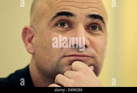 US former tennis champion Andre Agassi presents his autobiography 'Open' in Berlin, Germany, 11 December 2009. Photo: HANNIBAL Stock Photo