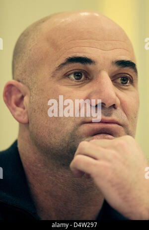 US former tennis champion Andre Agassi presents his autobiography 'Open' in Berlin, Germany, 11 December 2009. Photo: HANNIBAL Stock Photo