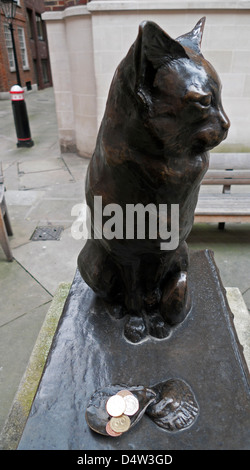 Hodge cat statue outside Dr. Samuel Johnson's House in Gough Square, Central London, England UK KATHY DEWITT Stock Photo