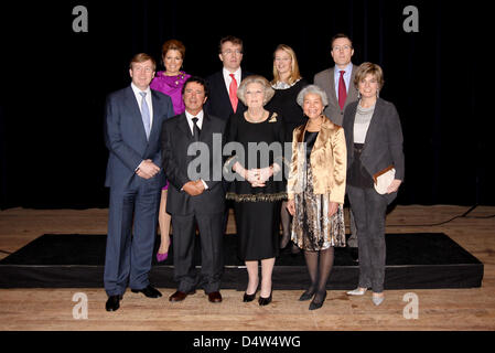 Queen Beatrix (C), Prince Willem-Alexander (front L), Princess Maxima  (2nd L), Prince Friso (4th L), Princess Mabel (4th R), Prince Constantijn (2nd R) and Princess Laurentien of the Netherlands (R), laureate Simon Velez (3rd L) and a unknown woman attend the annual Prince Claus Award ceremony 2009 in Amsterdam, The Netherlands, 16 December  2009. Photo: Patrick van Katwijk Stock Photo