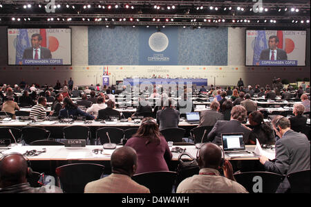Delegates follow a speech by the President of the Maledives, Mohamed Nasheed, during the UN World Climate Conference at the Bella Convention Center in Copenhagen, Denmark, 16 December 2009. The conference has entered its crucial phase. Photo: KAY NIETFELD Stock Photo