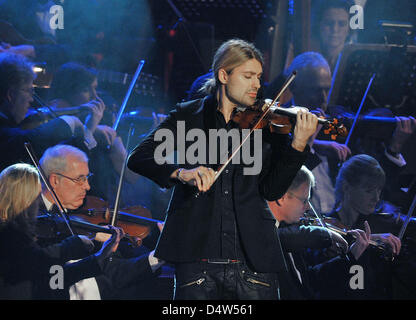 German star violinist David Garrett (C) performs during dress rehearsal of 15th Jose Carreras Gala in Leipzig, Germany, 17 December 2009. Carreras again invited celebrity artists for the 15th edition of his charity gala in aid of people suffering from leukaemia. The two-hour gala will be aired on 17 December by German public broadcaster ARD, a donation-total of several million euro