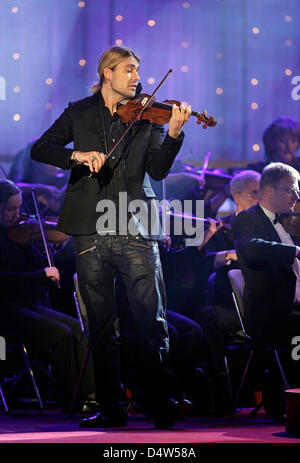 German star violinist David Garrett (C) performs during dress rehearsal of 15th Jose Carreras Gala in Leipzig, Germany, 17 December 2009. Carreras again invited celebrity artists for the 15th edition of his charity gala in aid of people suffering from leukaemia. The two-hour gala will be aired on 17 December by German public broadcaster ARD, a donation-total of several million euro