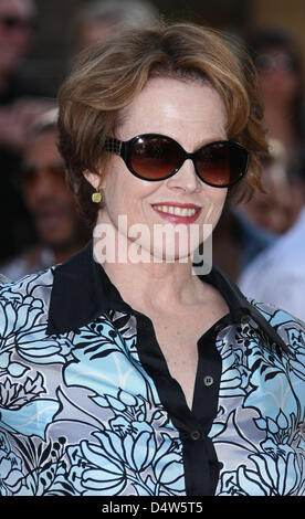 US actress Sigourney Weaver smiles during the ceremony for director James Cameron's new star on the Hollywood Walk of Fame in Hollywood, Los Angeles, USA, 18 December 2009. Photo: Hubert Boesl Stock Photo