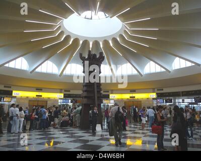 Passengers in the depature hall at the airport in Vienna-Schwechat, Austria, 10 August 2009. ?Austrian arrows operated by Tyrolean? is the regional airline of Austrian Airlines Group. Photo: Beate Schleep Stock Photo