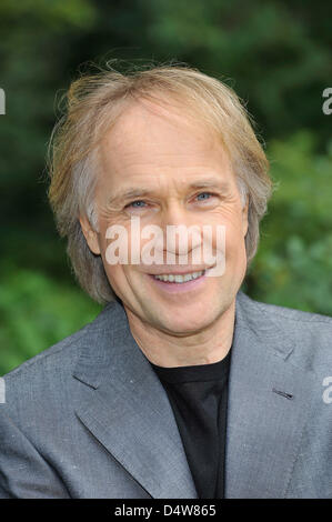 French pianist Richard Clayderman poses for a picture during the press conference for the 2011 tour of the live television show 'The Spring Festival of Folk Music' in Munich, Germany, 17 September 2010. The show will be hosted by Florian Silbereisen and visit five countries and over 40 cities. Photo: Ursula Dueren Stock Photo
