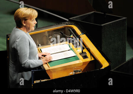 German Chancellor Angela Merkel delivers a speech to the 6th General Assembly at the UN Summit in New York, NY, USA, 21 September 2010. The General Summit on the Millennium Development Goals (WDG) takes place in New York from 20 to 22 September. Photo: HANNIBAL Stock Photo