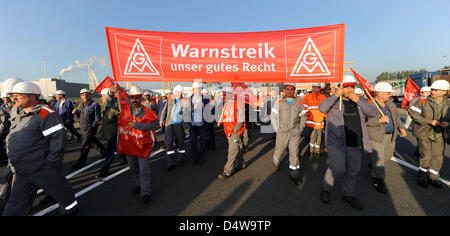 About 1300 steel workers protest at a demonstration on the company grounds of the Salzgitter AG in Salzgitter, Germany, 22 September 2010. The IG Metall trade union has gebun warning strikes to interact in the pay dispute of the North Rine-Westphalian steel industry. Employeed of the Salzgitter AG support the call for a higher wages. The IG Metall trade union demands an increase in Stock Photo