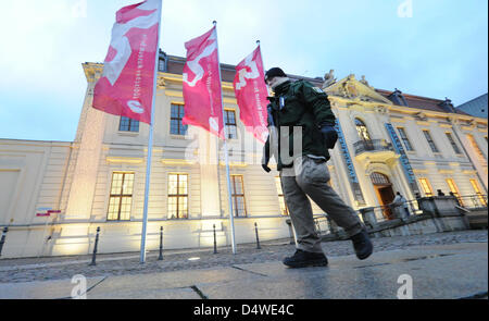 A police officer with machine gun guards the Jewish Museum in Berlin, Germany, 24 November 2010. Police reacted on the latest terror alerts with massive security measures. TOBIAS KLEINSCHMIDT Stock Photo