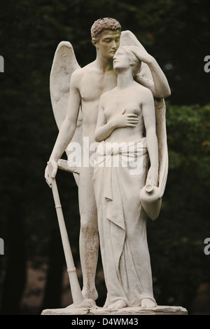 sculpture-in-stone-of-nude-women-outside-modern-art-museum-new-delhi