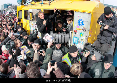 David Hasselhoff particpates in the demonstrations against the removal of parts of the Berlin Wall and gives autographs at the East Side Gallery in Berlin, Germany, 17 March 2013. Photo: Ralf Harde/Geisler Fotopress Stock Photo